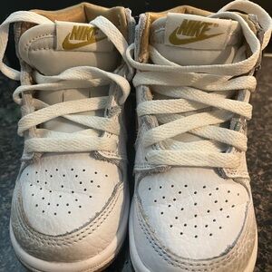 Nike Kids Sneakers in White and Gold